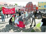 Moderne Nomadin mit Zebra-Pferd