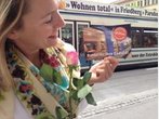 MVG überrascht Fahrgäste mit Rose