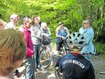 Etwa ein Dutzend Interessierter begab sich am Samstagnachmittag mit dem Hobbyhistoriker Robert Schael (re.) zu einstigen Filmdrehorten in Geretsried. Foto: tal