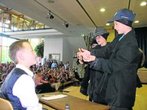 Theater in der Grundschule Fahrenzhausen: Krumme Dinger lohnen nicht