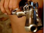 Räuber mit Pistole überfällt Italiener