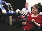 Gelähmte Frau steuert Maschine