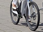 Nach Radler-Crash: Frau lässt Unfallopfer liegen