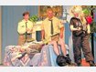 Missverst&auml;ndnisse ohne Ende (v.l.): Martina Nicolai, Bernhard Thalhammer und Veronika Senden. Auf dem Sofa liegt der (schon wieder) bewusstlose Oliver Zacherl. foto: huber