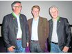 Auch die Dienstkleidung der Tourismusdirektoren Peter Nagel (l.) und Peter Ries (r.) geh&ouml;rt zum neuen Erscheinungsbild von Gapa-Tourismus. Gemeinsam mit Hannes Kr&auml;tz stellten sie sich den Fragen der B&uuml;rger. Foto: Sch&auml;fer