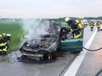 Auf der Autobahn: Pkw fängt Feuer