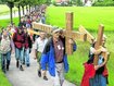 Pilgerschar im Zeichen des Kreuzes: Rund 2000 Gl&auml;ubige beteiligen sich j&auml;hrlich an der Pfingstwallfahrt der Legion Mariens nach Alt&ouml;tting. Foto: Rabe (archiv)