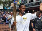Didier Drogba mit olympischer Fackel unterwegs