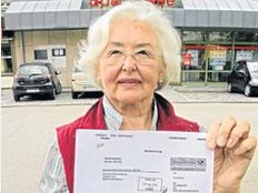 Rentenversicherung erklärt Seniorin für tot - Karte eingezogen
