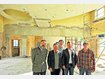 In der hei&szlig;en Phase befindet sich die Neugestaltung des Mittenwalder Bahnhofs. (v.l.) B&uuml;rgermeister Adolf Hornsteiner, Bahnhof-Besitzer Wolfgang Schwind, Bernhard Rangger, Michael Schwind und der k&uuml;nftige Restaurant-P&auml;chter Martin Wild machen sich ein Bild von der Baustelle. foto: Tomaschek
