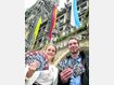 Franziska Hilger und Tobias Scheller mit den Postkarten vor dem M&uuml;nchner Rathaus.