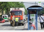Leopoldstraße: Tödlicher Unfall: Frau überquert Straße zwischen Lastwagen