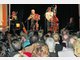 Sorgten mit ihren Gstanzln und Liedern f&uuml;r Riesenstimmung in der Aula der Schongauer Realschule: Von links Monika Drasch, Hans Well und Michi von M&uuml;cke. Rechts sitzt Maria Peschek. Foto: seelig