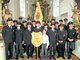Die Hofstarringer Feuerwehr mit ihrer neuen Fahne in der Filialkirche St. Florian. foto: wegmaier
