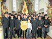 Die Hofstarringer Feuerwehr mit ihrer neuen Fahne in der Filialkirche St. Florian. foto: wegmaier