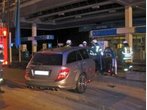 Frau "parkt" Mercedes auf Tankstellen-Mauer