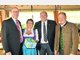 Nach 41 Jahren: Zita Eichinger wird von ihrem Ehemann und B&uuml;rgermeister, Heinz Eichinger (rechts), sowie dessen Stellvertretern Harald Dirlenbach und Wolfgang Herzberg (links) bei einer Feier mit ihren Kollegen in die Altersteilzeit verabschiedet. Foto: Hartmuth