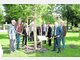 Die Chefs pflanzen an: (v.l.) Helmut Dworzak aus Haar, Stefan Schelle aus Oberhaching, Rolf Zeitler aus Unterschlei&szlig;heim, Volker Buck und G&uuml;nter Schindler (beide Gemeinderat Neubiberg), Andreas Haas aus Germering, Klaus-Michael Dengler (Planungsreferat M&uuml;nchen), G&uuml;nter Heyland und Hartmut Lilge aus Neubiberg. Foto: fkn