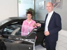 Fahrzeug-&Uuml;bergabe des Renault Wind (von li. nach re.): Manuela Louder, Wind-Gewinnerin - Andreas Fehervary, Gesch&auml;ftsf&uuml;hrer