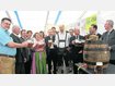 Sie sto&szlig;en auf ein gelungenes Holzlandvolksfest an (v. l.): Bauerei-Vertriebschef Rudi Maly, B&uuml;rgermeister Josef Naderer, Gemeinderat Georg Schneider, Anna Naderer, Steinkirchens B&uuml;rgermeisterin Uschi Eibl, Gemeinder&auml;tin Maria Tristl, Hohenpoldings B&uuml;rgermeister Heribert Niedermaier, Georg Schalk, Gemeinderat Zeno Heller (beide verdeckt), Braumeister Thomas Drechsel, Gemeinderat Matthias Huber, Riffians B&uuml;rgermeister Karl Werner, Kirchbergs B&uuml;rgermeister Hans Grandinger (verdeckt), Gemeinderat Thomas Buchner und Vize-B&uuml;rgermeister Helmut K&ouml;rbl. foto: lang