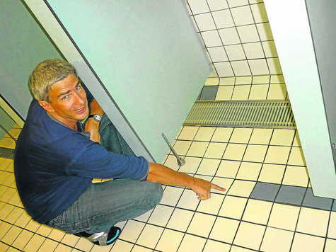 Da gehen schon die grauen Ersatz-Fliesen aus: Plantsch-Chef Andreas Kosian deutet auf den Problem-Boden. bo