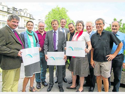 Die Gründer: Ludwig Jägerhuber (CSU), Martina Neubauer (Grüne), Ferdinand Pfaffinger (UWG), Dr. Jürgen Busse (UWG), Holger Knigge (SPD), Reinhardt Koch (Beigel-Gruppe), Christiane Falk (SPD), Theo Beigel, Winfried Wobbe (UWG) und Xaver Hirschbold (Beigel-Gruppe, v.l.) haben den Verein Umweltbewusste Verkehrsentlastung Starnberg aus der Taufe gehoben. Foto: Jaksch Die Gründer: Ludwig Jägerhuber (CSU), Martina Neubauer (Grüne), Ferdinand Pfaffinger (UWG), Dr. Jürgen Busse (UWG), Holger Knigge (SPD), Reinhardt Koch (Beigel-Gruppe), Christiane Falk (SPD), Theo Beigel, Winfried Wobbe (UWG) und Xaver Hirschbold (Beigel-Gruppe, v.l.) haben den Verein Umweltbewusste Verkehrsentlastung Starnberg aus der Taufe gehoben. Foto: Jaksch