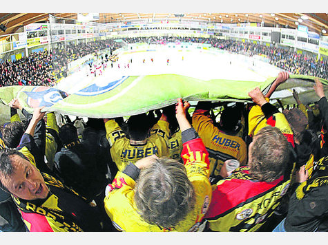 Geduldsprobe für Fans: Ob die Anhänger der Tölzer Löwen in der kommenden Saison Oberliga- oder Zweitliga-Eishockey in der Hacker-Pschorr-Arena sehen, ist nach wie vor ungeklärt. foto: uva-press Geduldsprobe für Fans: Ob die Anhänger der Tölzer Löwen in der kommenden Saison Oberliga- oder Zweitliga-Eishockey in der Hacker-Pschorr-Arena sehen, ist nach wie vor ungeklärt. foto: uva-press