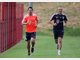 W&auml;hrend die Spieler auf dem Trainingsplatz ihre erste lockere Einheit abspulten, beobachtete Sportvorstand Matthias Sammer das Geschehen vom Fenster aus