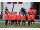 W&auml;hrend die Spieler auf dem Trainingsplatz ihre erste lockere Einheit abspulten, beobachtete Sportvorstand Matthias Sammer das Geschehen vom Fenster aus