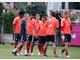W&auml;rhend die Spieler auf dem Trainingsplatz ihre erste lockere Einheit abspulten, beobachtete Sportvorstand Matthias Sammer das Geschehen vom Fenster aus