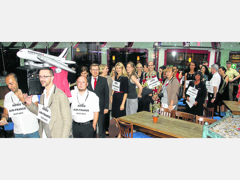 Sie tragen ihren Job zu Grabe: Die Abfertigungskr&auml;fte von Air France zogen am letzten Arbeitstag mit Sarg und Mini-Flugzeug &uuml;ber den Airport. Foto: priglmeir