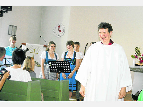 Fröhlicher Abschluss: Mit dem Besuch von Diakonin Heidrun Hellmuth (re.) ist die Reihe der Jubiläumsgottesdienste „50 Jahre Christuskirche“ zuende gegangen. uf Fröhlicher Abschluss: Mit dem Besuch von Diakonin Heidrun Hellmuth (re.) ist die Reihe der Jubiläumsgottesdienste „50 Jahre Christuskirche“ zuende gegangen. uf