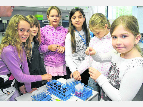 Die Schüler der Klasse 4 a aus der Grundschule Martinsried legen im Labor der Firma Morphosys selbst Hand an. Auf dem Foto bestimmen sie gerade den pH-Wert von Flüssigkeiten, um festzustellen, ob sie säurehaltig oder alkalisch ist. Foto: dagmar rutt Die Schüler der Klasse 4 a aus der Grundschule Martinsried legen im Labor der Firma Morphosys selbst Hand an. Auf dem Foto bestimmen sie gerade den pH-Wert von Flüssigkeiten, um festzustellen, ob sie säurehaltig oder alkalisch ist. Foto: dagmar rutt
