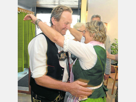 Geschafft: B&uuml;rgermeisterin Ingrid Pongratz und Zuchtverbandsvorsitzender Balthasar Biechl fielen sich angesichts des Wahlerfolgs in die Arme. foto: thomas plettenberg