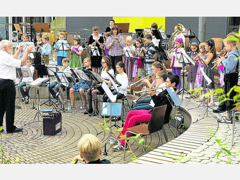 Flötenkinder als Verstärkung: das Jugendblasorchester und der Spielkreis. Foto: Rammelsberger Flötenkinder als Verstärkung: das Jugendblasorchester und der Spielkreis. Foto: Rammelsberger