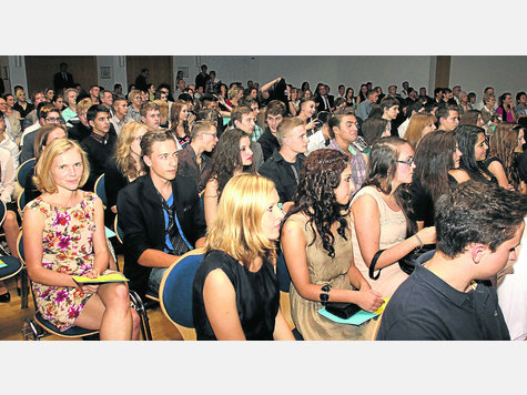 Festliche Abschlussfeier: Alle Absolventen werden weiterlernen, in Schule oder Beruf. Foto: Michalek Festliche Abschlussfeier: Alle Absolventen werden weiterlernen, in Schule oder Beruf. Foto: Michalek