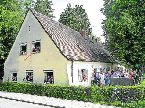 Unterst&uuml;tzung f&uuml;r das Badehausprojekt: Rund 130 B&uuml;rger kamen mit Werkzeugen ausger&uuml;stet zum Fototermin am Kolpingplatz. Foto: justine bittner