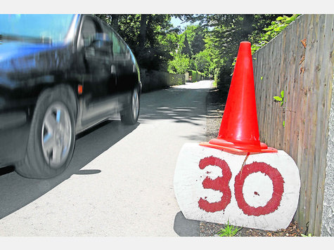 Private Wiederaufforstung: Weil das Landratsamt den Tempo 30-Schilderwald der Südlichen Seestraße in Ammerland entfernt hat, greifen Anwohner mit selbst gebastelteten Warnsignalen zur Selbsthilfe. Foto: sh Private Wiederaufforstung: Weil das Landratsamt den Tempo 30-Schilderwald der Südlichen Seestraße in Ammerland entfernt hat, greifen Anwohner mit selbst gebastelteten Warnsignalen zur Selbsthilfe. Foto: sh