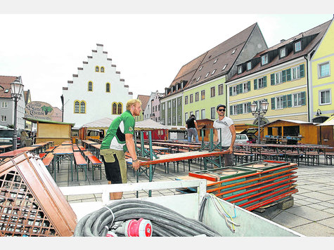 Anpacken f&uuml;r das gro&szlig;e Fest: Sandro und Manuel stellen Tische auf den Schongauer Marienplatz auf. foto: bse-pictures
