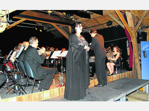 Ergänzte die Brass-Band perfekt: Die Sopranistin Gabriela Pechmannová. foto: rwg Ergänzte die Brass-Band perfekt: Die Sopranistin Gabriela Pechmannová. foto: rwg