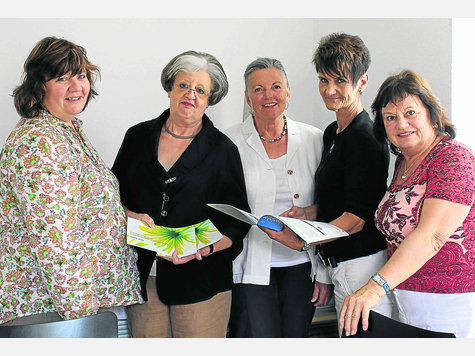 Stehen für Mitgefühl und professionelle Hilfe: (v.l.) Palliativ-Fachkraft Katja Goudinoudis, Johanna Hagn, Vorsitzende des Hospizkreises Ismaning, Marina Wolfrum, Palliativ-Fachkraft Elisabeth Krull und Christel Karger. Foto: Michalek Stehen für Mitgefühl und professionelle Hilfe: (v.l.) Palliativ-Fachkraft Katja Goudinoudis, Johanna Hagn, Vorsitzende des Hospizkreises Ismaning, Marina Wolfrum, Palliativ-Fachkraft Elisabeth Krull und Christel Karger. Foto: Michalek