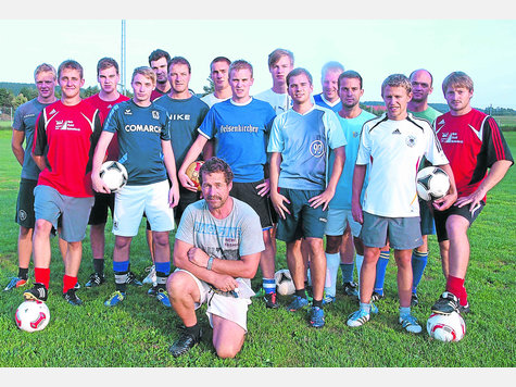 Genügend Personal: Trainer Klaus Traxel vom SV Hohenfurch (vorne) hat keine Aufstellungssorgen. foto: df Genügend Personal: Trainer Klaus Traxel vom SV Hohenfurch (vorne) hat keine Aufstellungssorgen. foto: df
