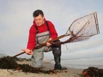 Bernstein an der Ostsee - Finbarr Corrigan kennt auf Rügen die besten Stellen