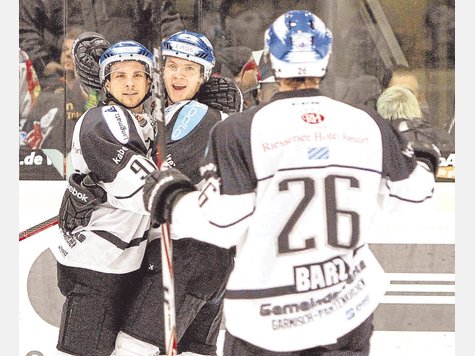 Flei&szlig;ige Arbeiter &ndash; und Torsch&uuml;tzen: Justin Zilla (l.) und Benjamin Barz jubeln mit Michael Rimbeck &uuml;ber das 3:2. foto: or