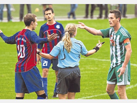Meinungsverschiedenheiten sind auf dem Fu&szlig;ballplatz unausweichlich: Schiedsrichterin Andrea Knauer beruhigt die erhitzten Gem&uuml;ter zwischen dem FC Ph&ouml;nix und dem SC Gai&szlig;ach, hier Kapit&auml;n Stefan Simon (re.). Foto: esc