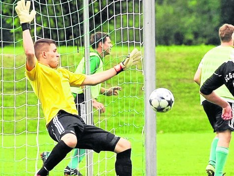 Gai&szlig;achs Torwart Daniel Lang musste dreimal hinter sich greifen.