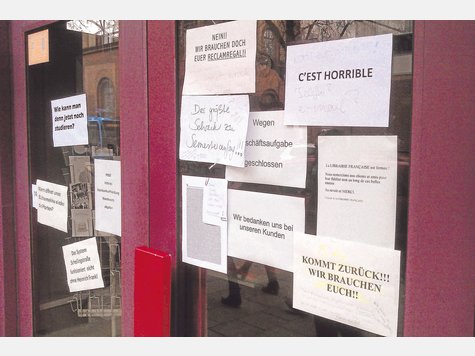 Diese traurigen Nachrichten haben Studenten an der Ladentür der Buchhandlung hinterlassen. Foto: FKN Diese traurigen Nachrichten haben Studenten an der Ladentür der Buchhandlung hinterlassen. Foto: FKN