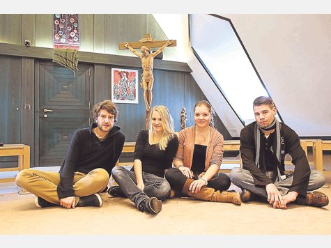 Eine ganze Woche lang Tag und Nacht beten: Bene Lochmaier (24, li.), Sonja Riedler (23), Anna Sch&auml;fer (19) und Steven Wolf (20) helfen bei der Organisation. Alle haben schon Erfahrungen von einem 48-Stunden-Gebet. &bdquo;Sich f&uuml;r die N&auml;chte aufzuteilen, war kein Problem&ldquo;, sagt Anna Sch&auml;fer. &bdquo;Da herrscht eine ganz besondere Atmosph&auml;re.&ldquo; Oft k&auml;men dann besonders viele Gl&auml;ubige. Foto: arp