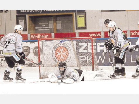 Jetzt aber schnell nachfassen: Forsts Torwart Max Bergmann hatte gegen Holzkirchen einiges zu tun und erwies sich dabei als starker Rückhalt für sein Team. foto: halmel Jetzt aber schnell nachfassen: Forsts Torwart Max Bergmann hatte gegen Holzkirchen einiges zu tun und erwies sich dabei als starker Rückhalt für sein Team. foto: halmel