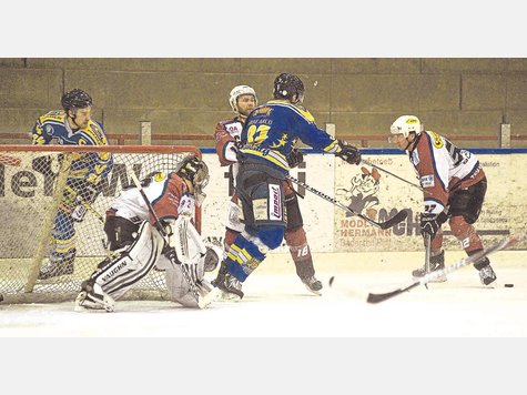 Umk&auml;mp&uuml;ftes Spiel: (v.l.) Waldkraiburgs Florian Barth, Pei&szlig;enbergs Torwart Felix Barth, TSV-Verteidiger Andreas Dornbach, EHC-St&uuml;rmer J&uuml;rgen Lederer und TSV-Verteidiger Robert Balzarek. foto: gronau